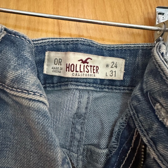 Hollister Denim Skinny Jean Embroidered and Destroyed 0R - Picture 3 of 4